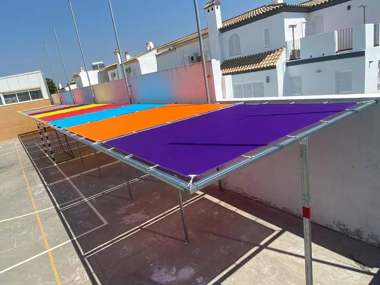 Detalle de las lonas de colores tensadas sobre la estructura metálica de la pista