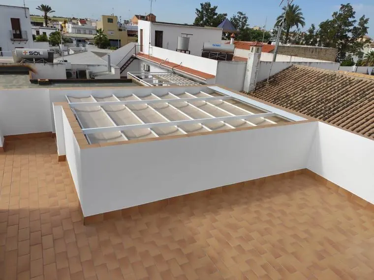 Estructura de palillería con lona beige montada en la azotea de una casa de Lebrija